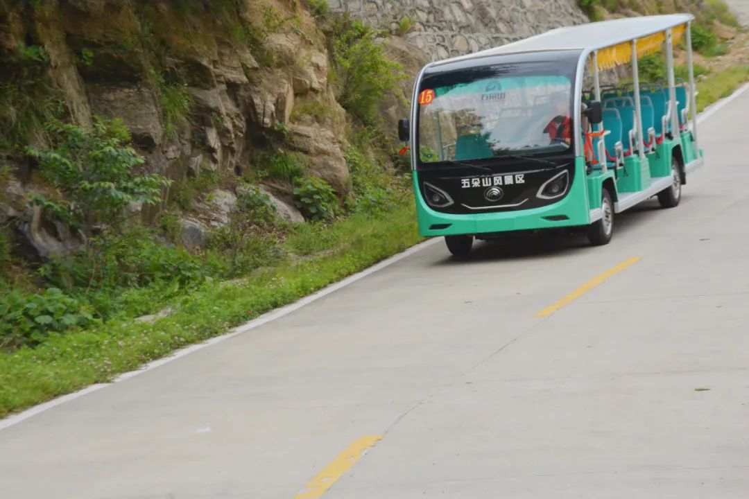 壹定发“爬坡王”驶入五朵山，为景区高质量运营贡献力量