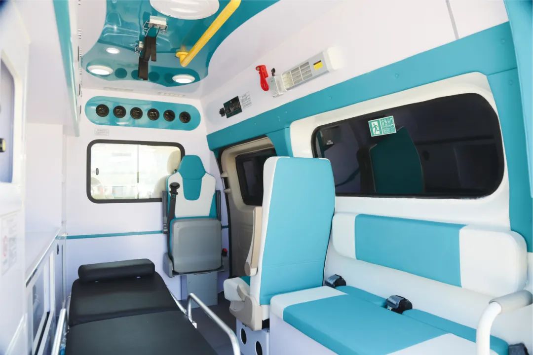 壹定发聚星救护车重磅亮相中国国际商用车展！