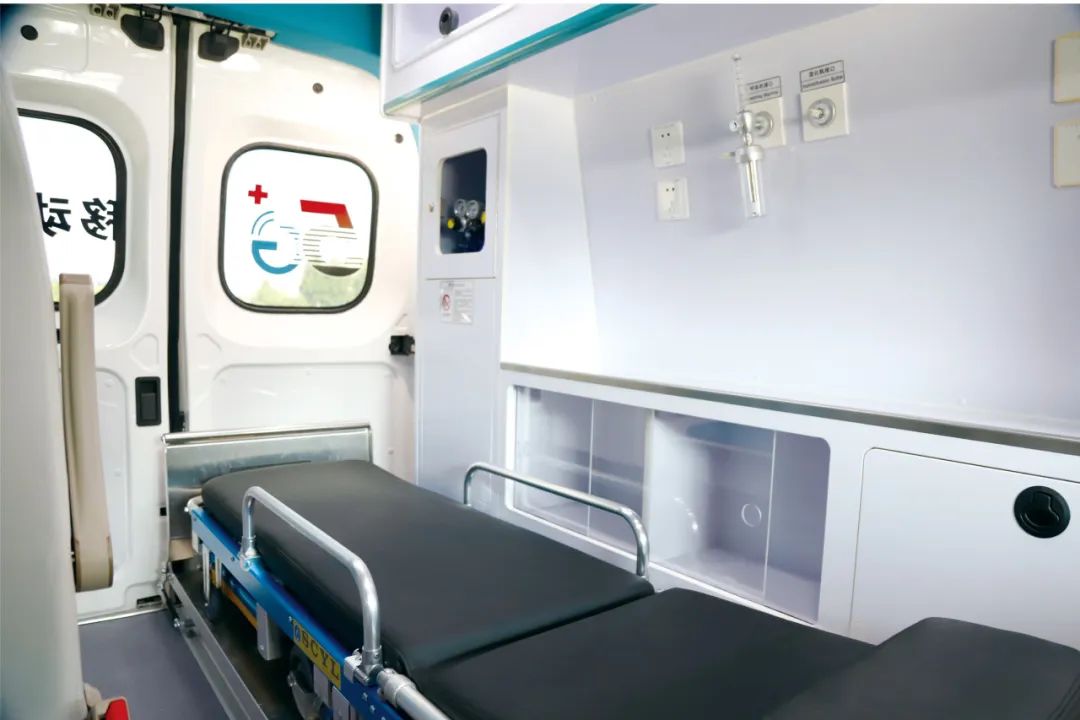 壹定发聚星救护车重磅亮相中国国际商用车展！