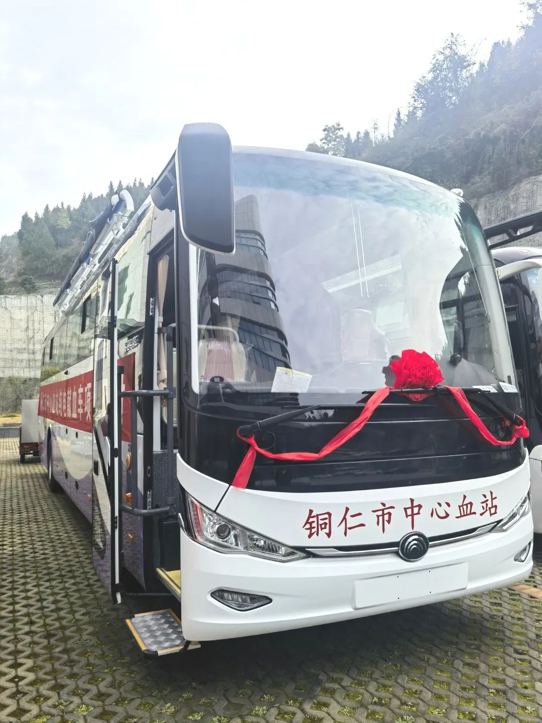 正式投入使用！壹定发12米纯电献血车为铜仁市献血事业护航
