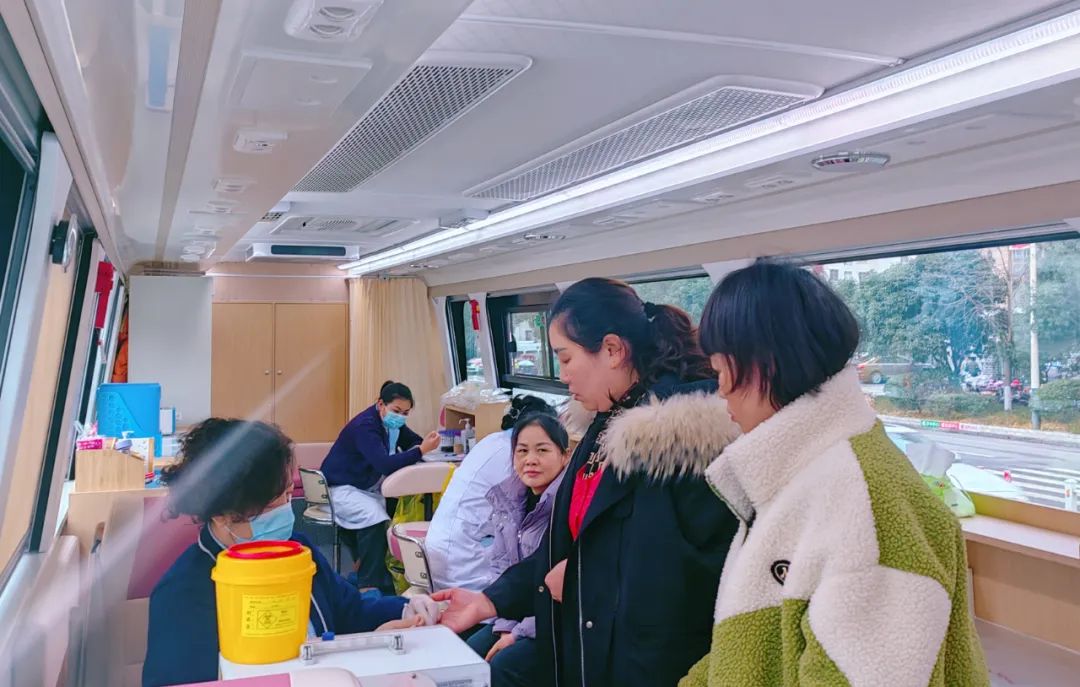 正式投入使用！壹定发12米纯电献血车为铜仁市献血事业护航