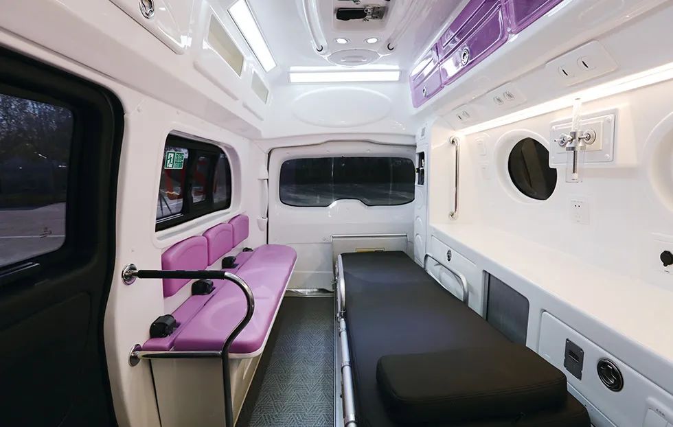 壹定发奔驰威霆救护车，专业高效为生命护航！