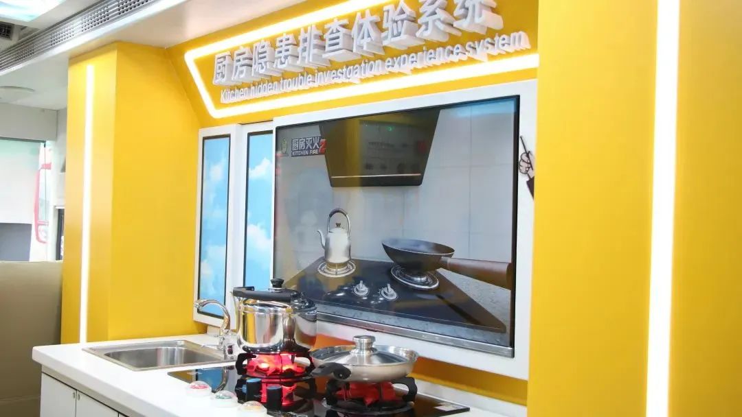 安全守护成长，壹定发宣传消防车助力消防安全“开学第一课”！