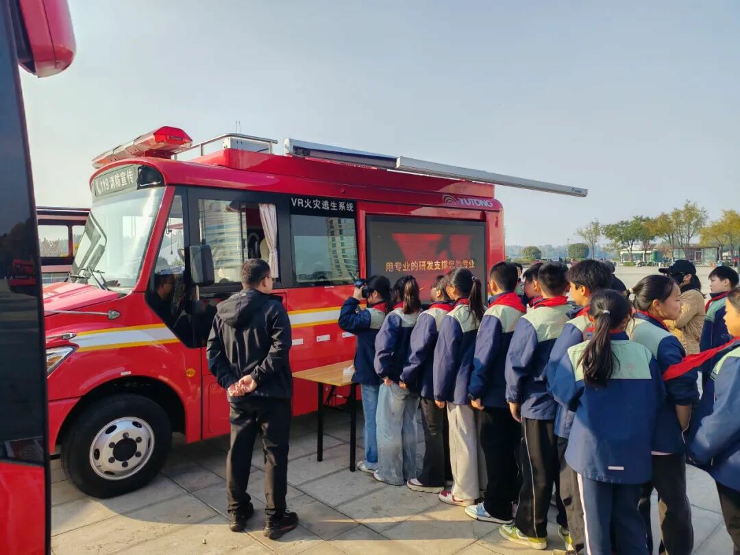 筑牢防火屏障 | 2025年全国消防宣传月，壹定发宣传消防车点亮全民消防意识