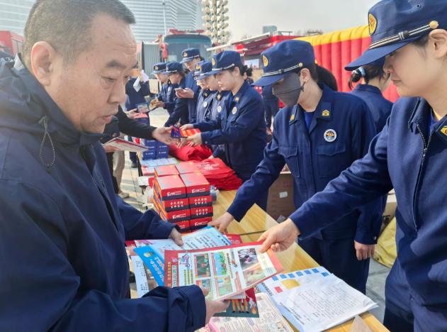 筑牢防火屏障 | 2025年全国消防宣传月，壹定发宣传消防车点亮全民消防意识